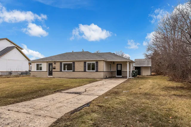 $330,000 | 1190 Ash Road, Hoffman Estates, IL 60169