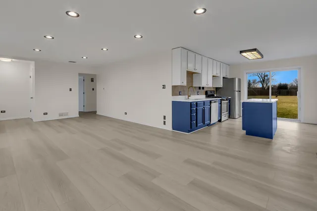 $330,000 | 1190 Ash Road, Hoffman Estates, IL 60169