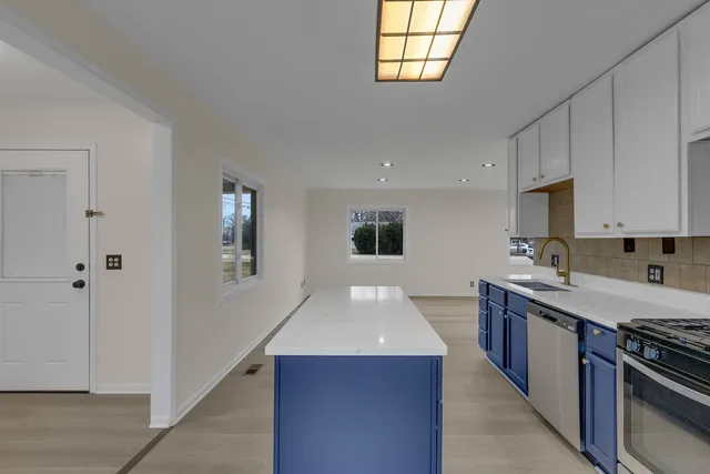 $330,000 | 1190 Ash Road, Hoffman Estates, IL 60169