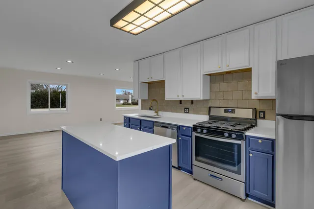 $330,000 | 1190 Ash Road, Hoffman Estates, IL 60169