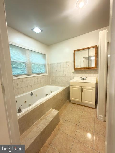 7135 Oak Ridge Road Falls Church, VA 22042 - Photo 26 of 41 a bathroom with a bathtub sink and mirror