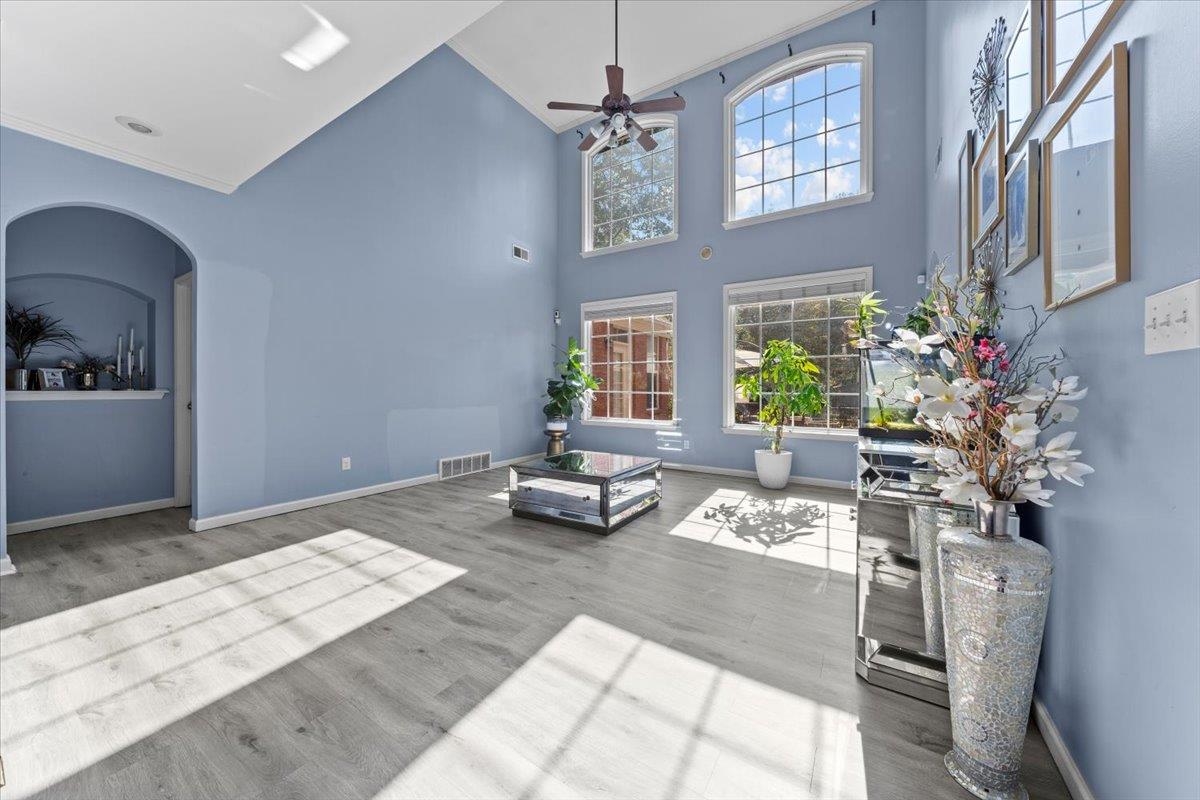 10941 Lubov Road Arlington, TN 38002 - Photo 6 of 39 a living room with furniture and flowers