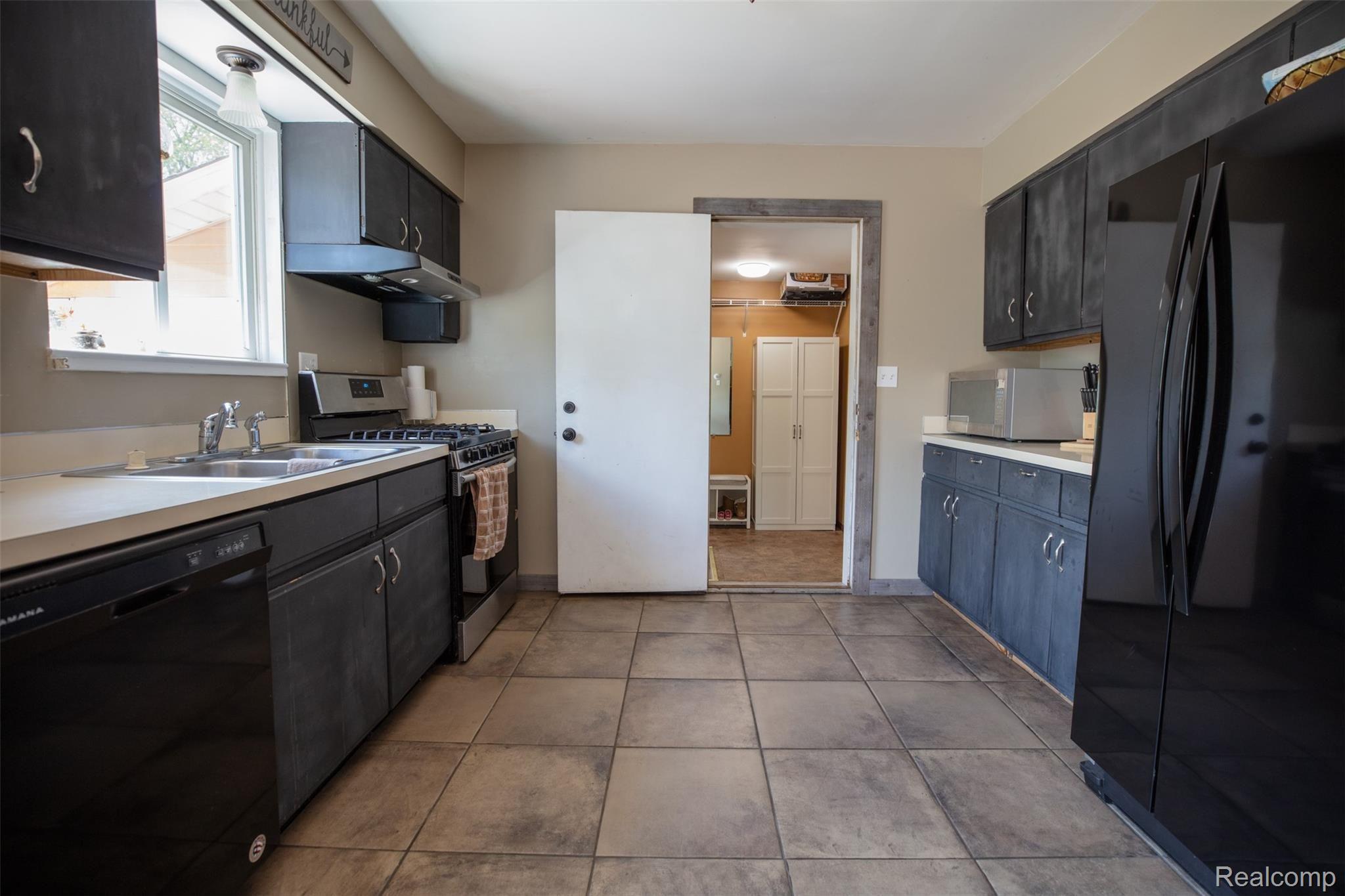 6245 Calkins Road Flint, MI 48532 - Photo 8 of 24 BPF_8511.jpg