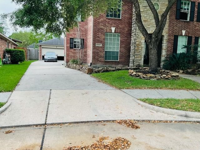 25707 White Springs Court Spring, TX 77373 - Photo 4 of 21 Driveway