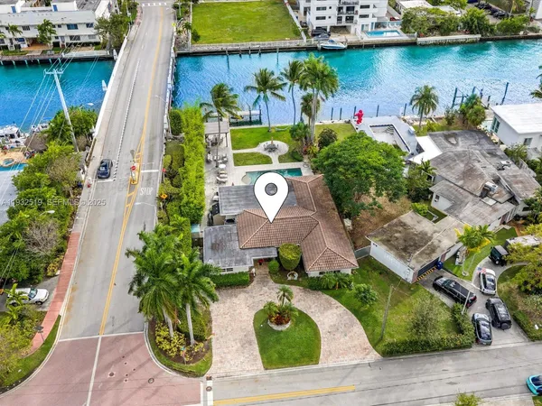 an aerial view of a house with outdoor space and lake view