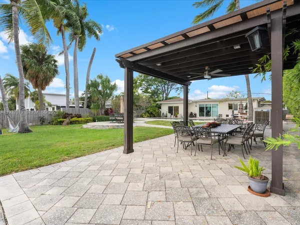 a view of outdoor space yard and porch