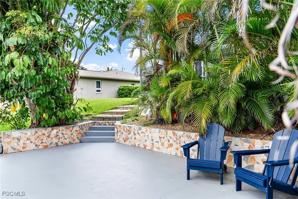 a view of outdoor space yard and porch