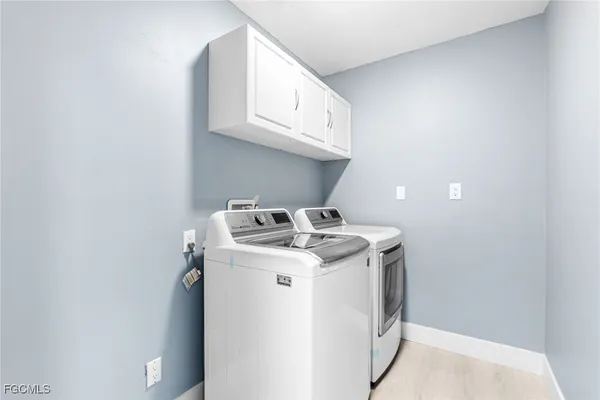 a view of a house with backyard and garden