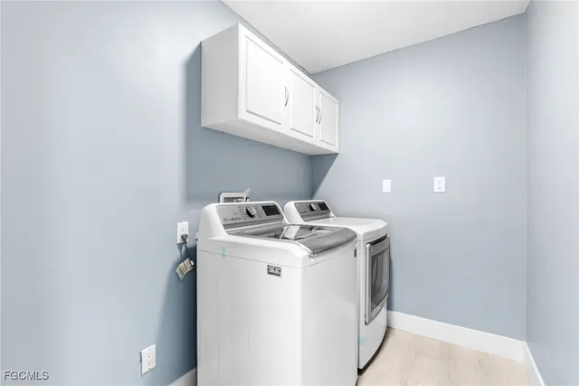 a view of a house with backyard and garden