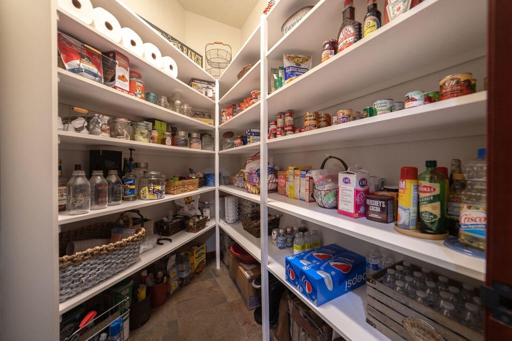 60675 Billadeau Road Bend, OR 97702 - Photo 17 of 87 Walk-in pantry.