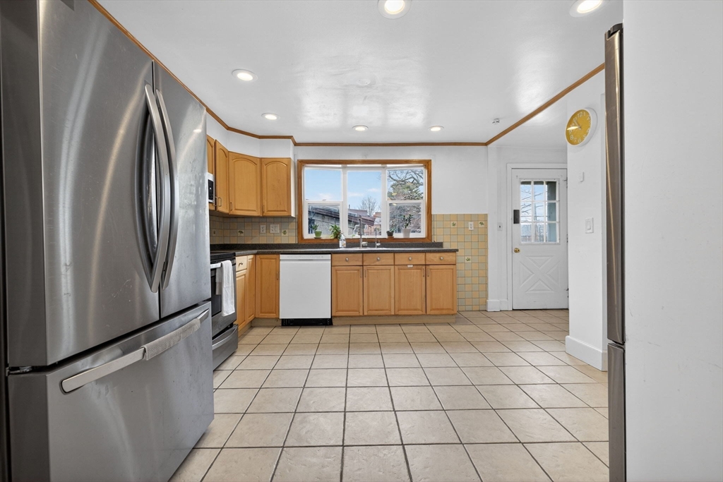 3 Hawthorne Street Malden, MA 02148 - Photo 7 of 42