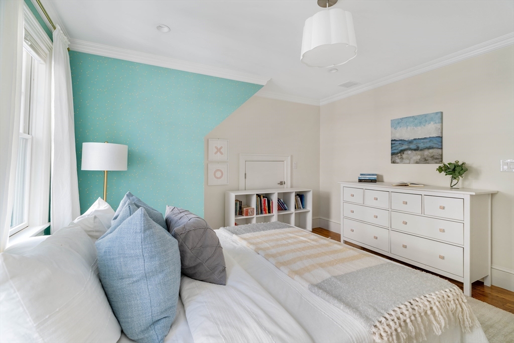 27 Summit Avenue, Unit 2 Brookline, MA 02446 - Photo 23 of 34 a bedroom with a bed and a dresser