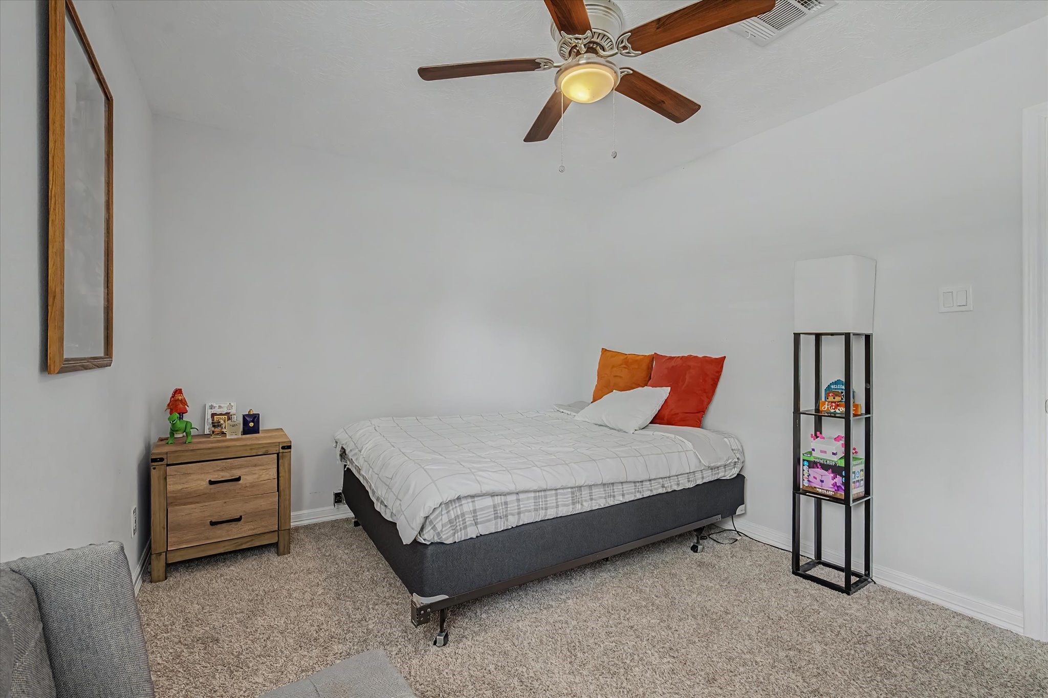 6834 New York Street Houston, TX 77021 - Photo 28 of 39 Bedroom 3, Comfortable and cozy bedroom complete with its own private closet and a bright window looking outside