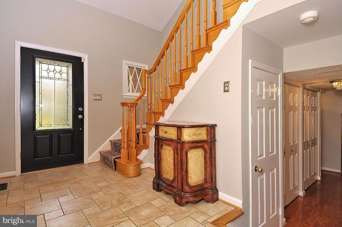 931 Welham Green Road Great Falls, VA 22066 - Photo 3 of 30 foyer