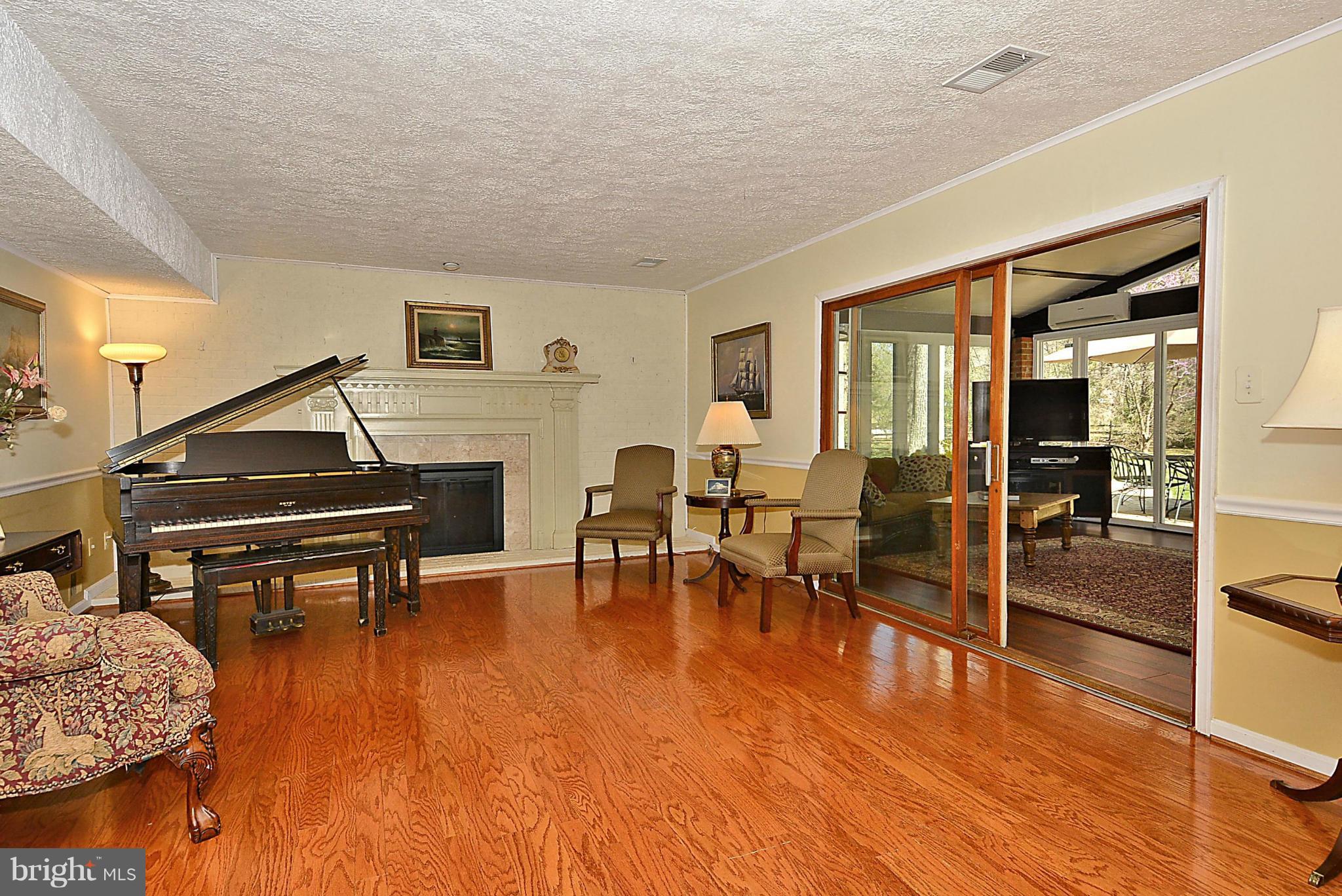 931 Welham Green Road Great Falls, VA 22066 - Photo 6 of 30 Living Room