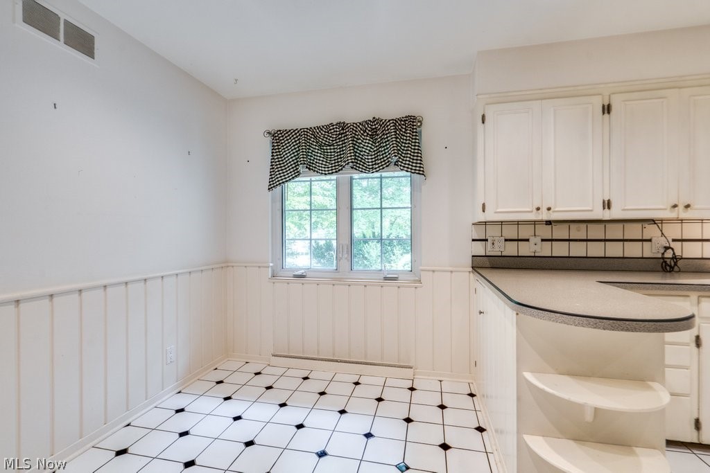 3060 Chamberlain Road Akron, OH 44333 - Photo 17 of 47 Bathroom featuring tile floors and backsplash