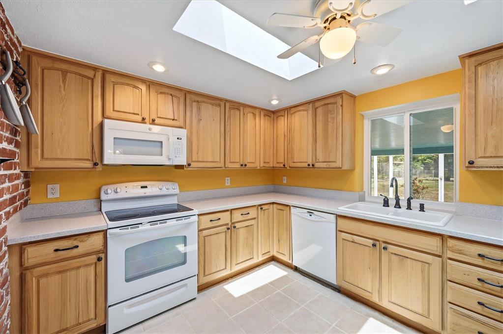 2233 Alice Road Sarasota, FL 34231 - Photo 4 of 44 Gallery Image 4