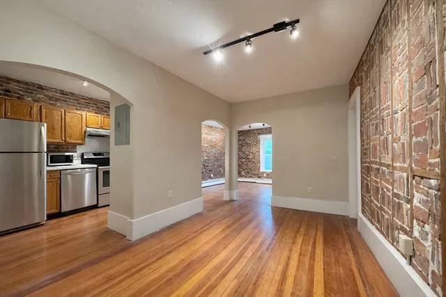 $2,695 | 206 Derby Street, Unit 2R, Salem, MA 01970