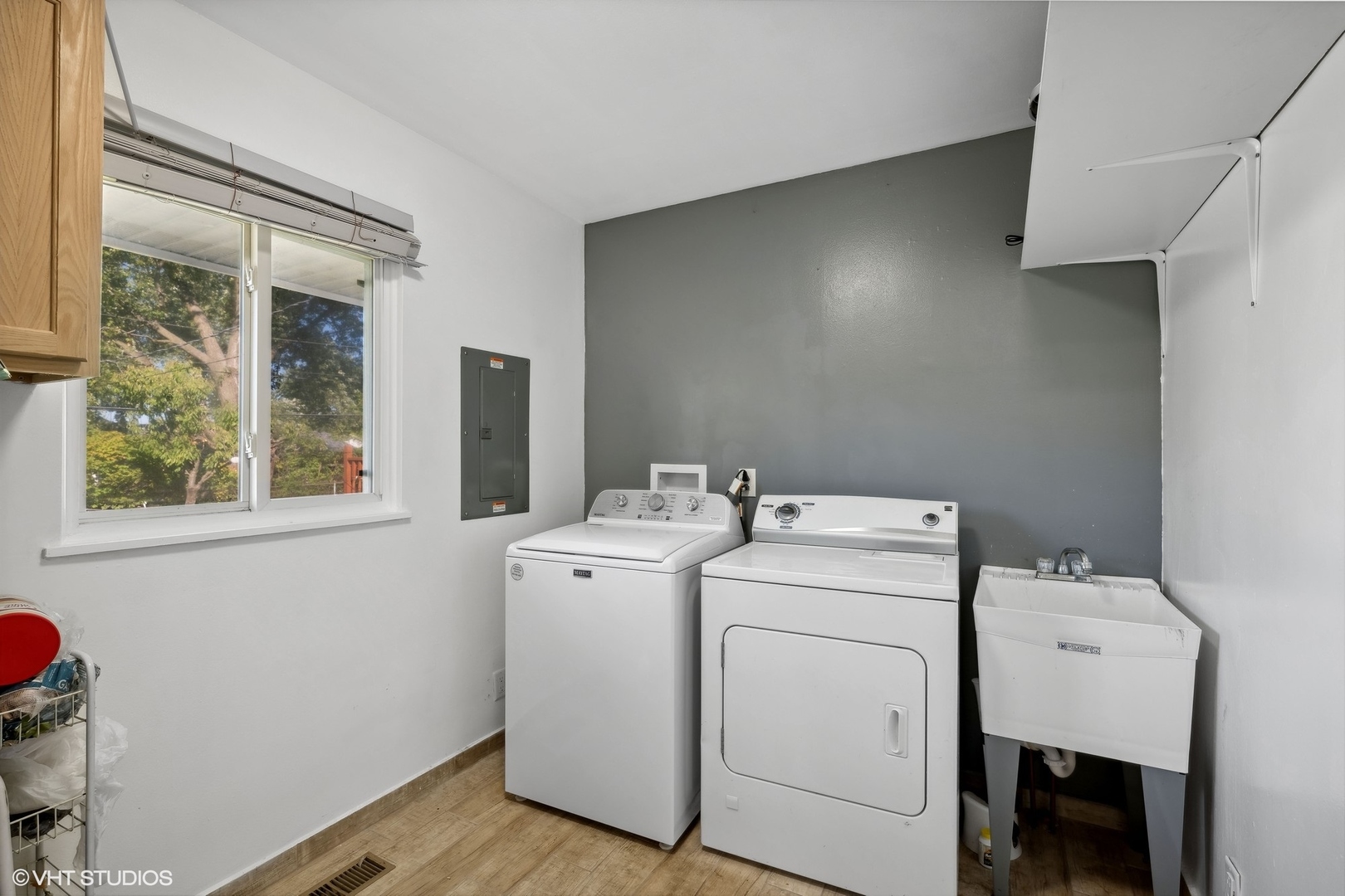 812 Sumac Drive Streamwood, IL 60107 - Photo 8 of 16 a utility room with dryer and washer