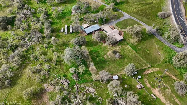 a view of a yard with a sink