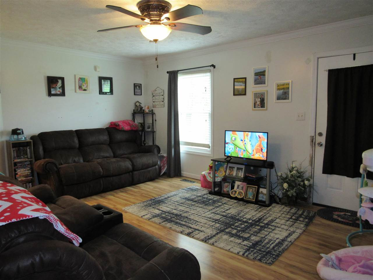 988 Franklin Store Road Lexington, TN 38351 - Photo 3 of 19 a living room with furniture and a flat screen tv