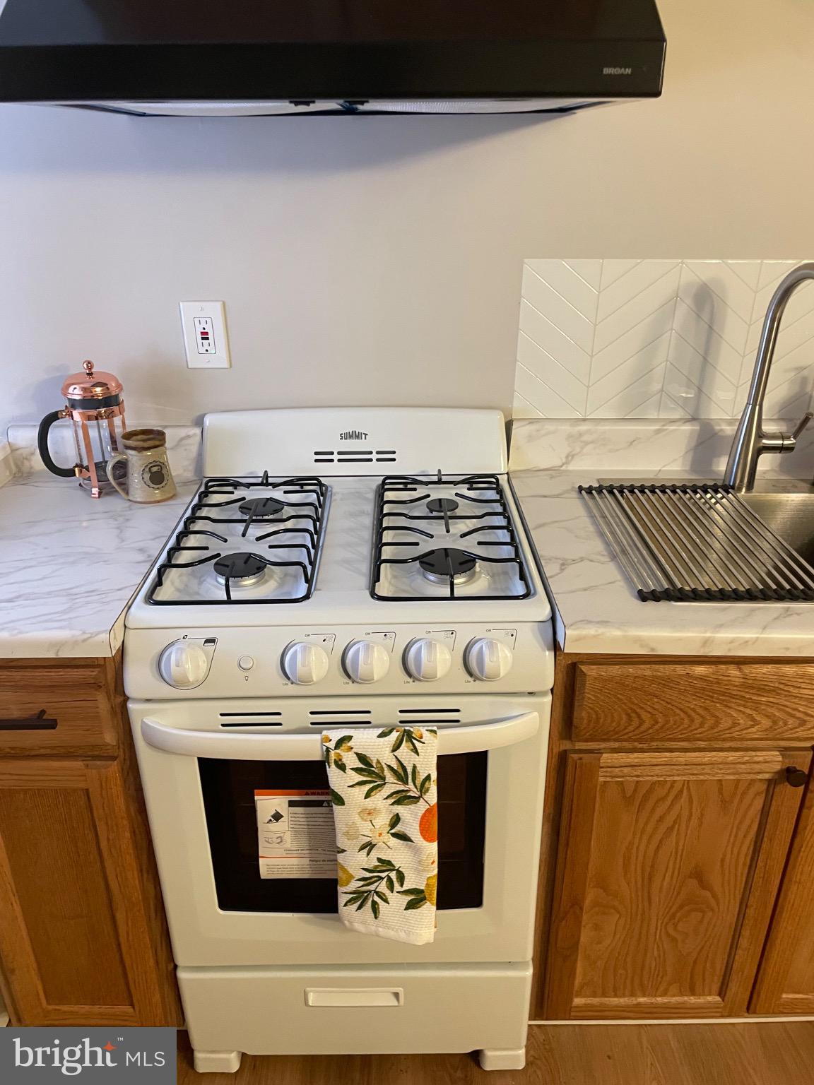 2301 Mosher Street Baltimore, MD 21216 - Photo 20 of 30 a close view of stove top oven