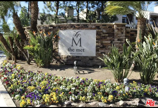 a sign that is sitting in the middle of a park