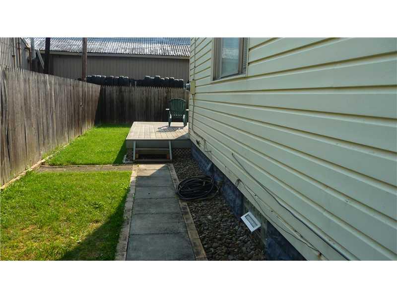 9 Riverside Court Blawnox, PA 15238 - Photo 4 of 20 Other. side view of yard
