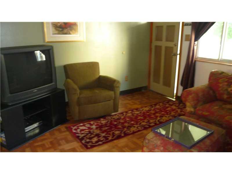 9 Riverside Court Blawnox, PA 15238 - Photo 5 of 20 Living Room. Living room is warm and inviting and can accommodate your furniture