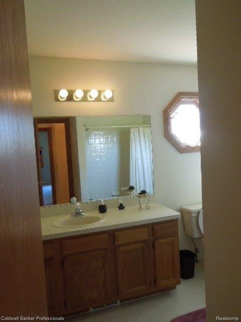 2251 Crystal Drive Rochester, MI 48309 - Photo 20 of 27 Main Bath