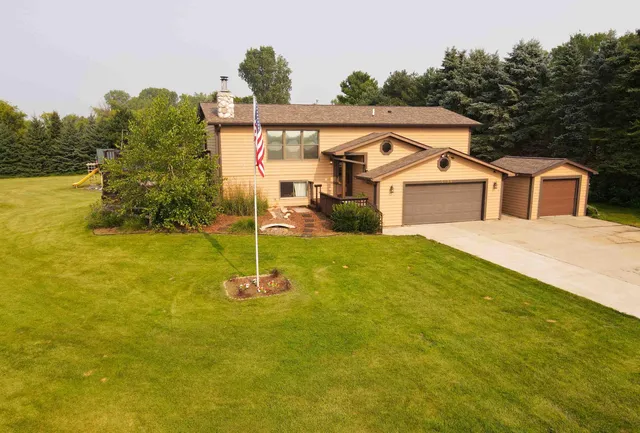 $480,000 | N6236 Willow Glen Road, Concord, WI 53066