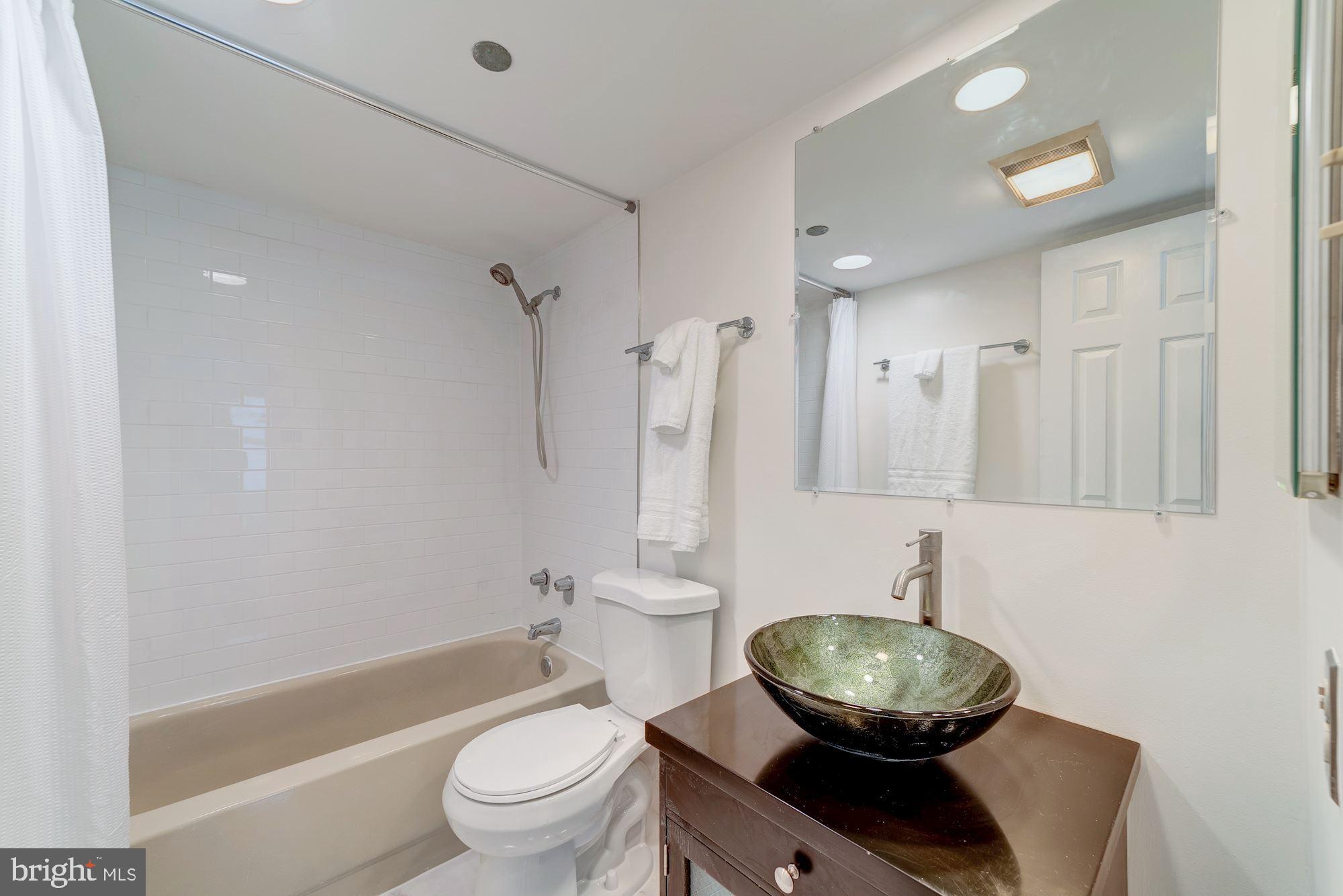 1301 North Courthouse Road, Unit 707 Arlington, VA 22201 - Photo 13 of 22 Master Bath