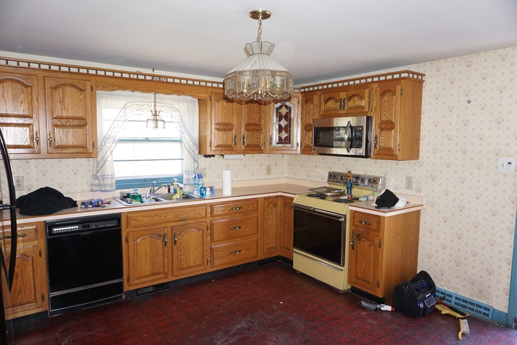 32 Crosby Road Dracut, MA 01826 - Photo 6 of 28 Gallery Image 6