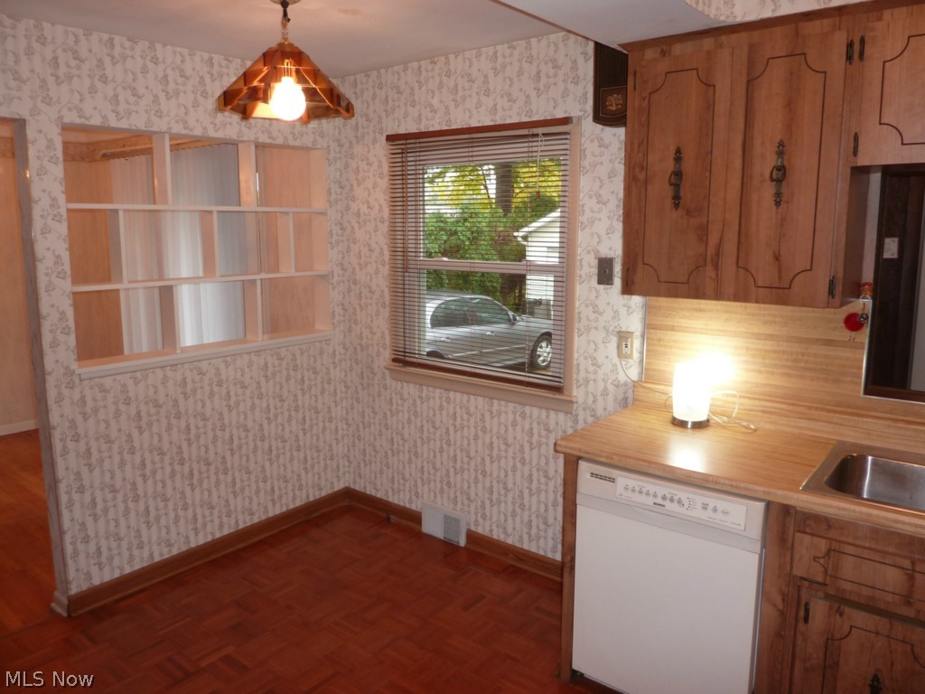 1784 Crestwood Road Cleveland, OH 44124 - Photo 10 of 22 Gallery Image 10