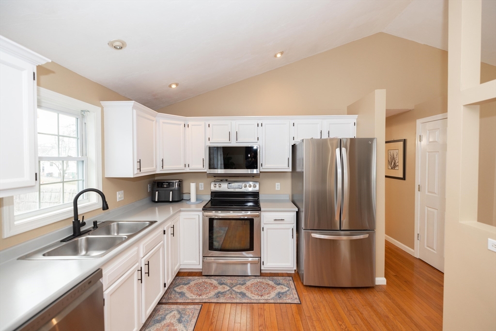 93 Kenberma Road Worcester, MA 01604 - Photo 4 of 27 Gallery Image 4