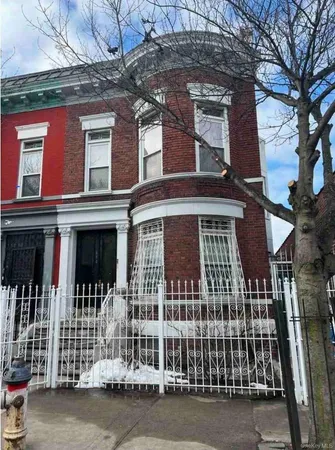 $990,000 | 861 Manida Street | Hunts Point