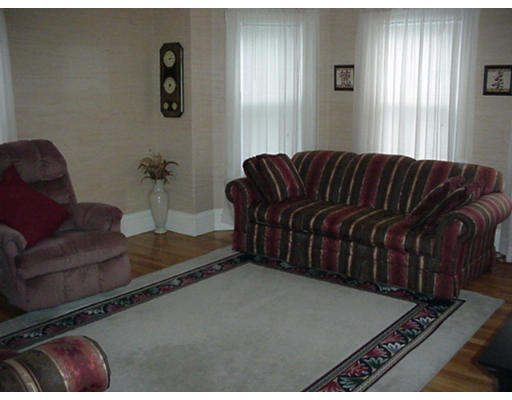 26 Marion Road, Unit B Watertown, MA 02472 - Photo 3 of 10 a living room with a couch