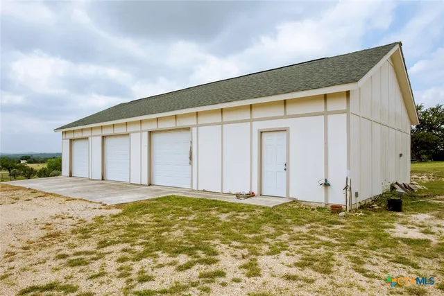 a view of a house with backyard