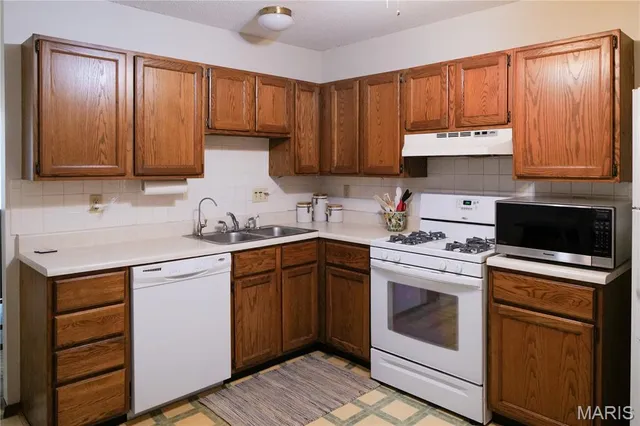 $114,900 | 3707 Candlewyck Club Drive, Unit C, Florissant, MO 63034