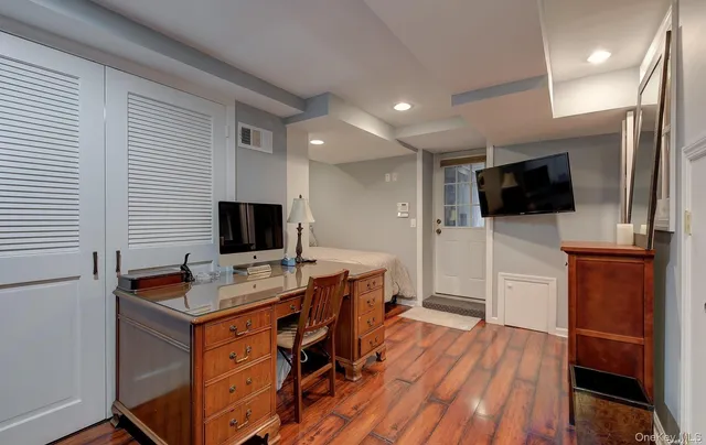 $9,600 | 246 Park Avenue, Manhasset, NY 11030