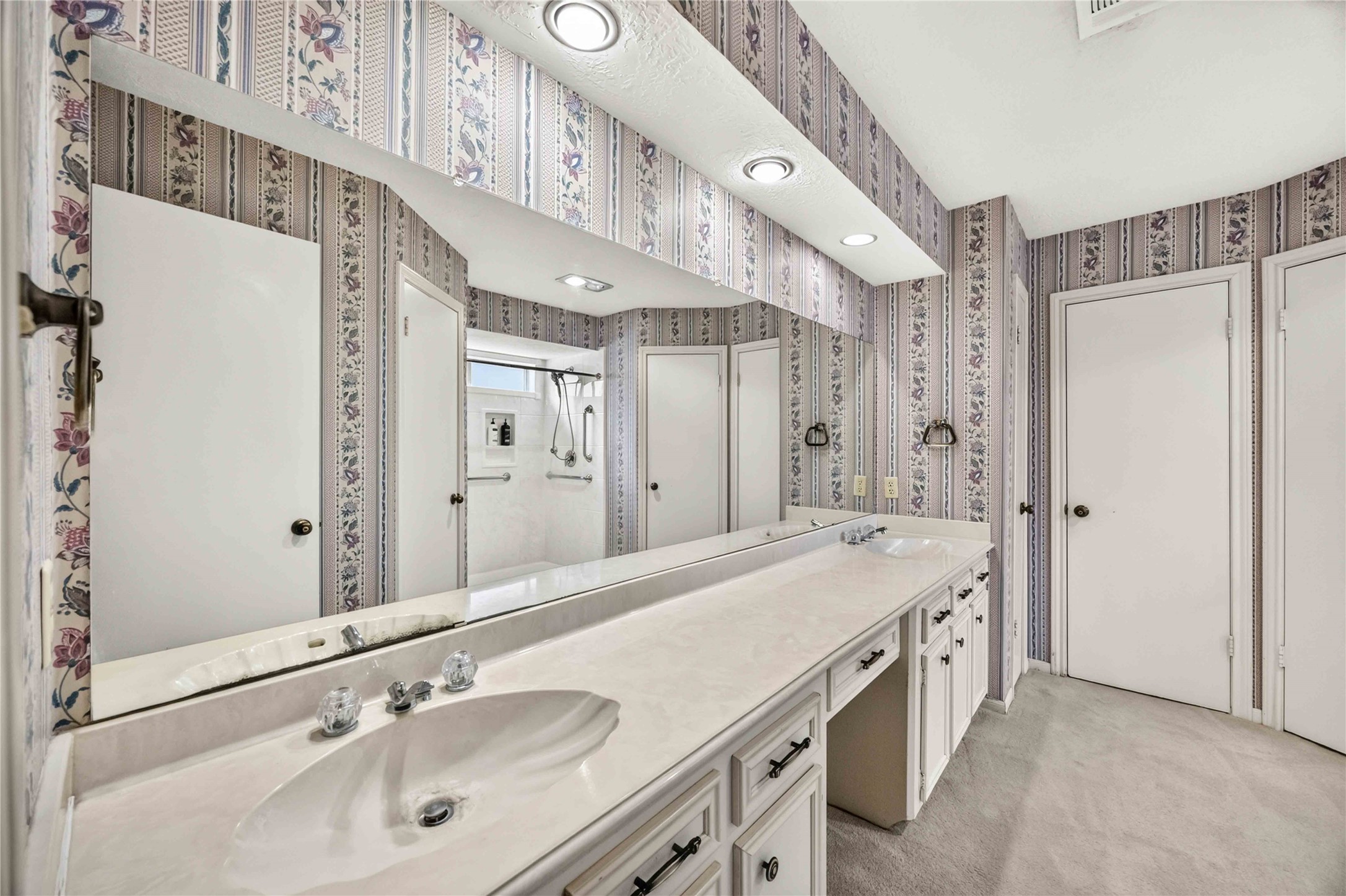 6302 Meadowtrace Drive Spring, TX 77389 - Photo 17 of 35 Primary bath features an extended vanity with two sinks, abundant cabinet storage and a large mirror.
