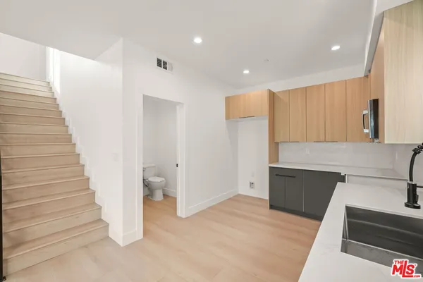 $3,937 | 913 North Hobart Boulevard, Unit 3/4, Los Angeles, CA 90029