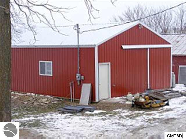2304 South Osborn Road Sumner, MI 48889 - Photo 4 of 9 1771502-3.JPG