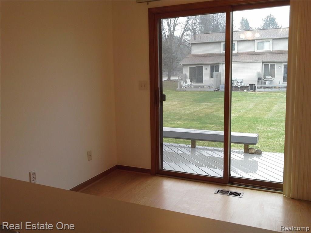2577 South Commerce Road, Unit 11 Wolverine Lake, MI 48390 - Photo 9 of 57