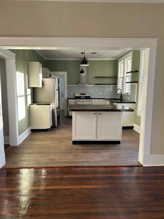 321 Kings Highway Mansfield, LA 71052 - Photo 13 of 22 a kitchen with stainless steel appliances granite countertop a sink and cabinets