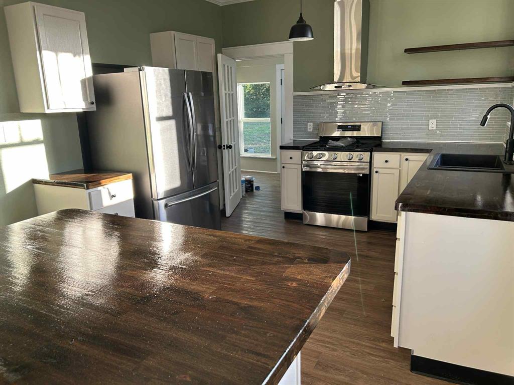 321 Kings Highway Mansfield, LA 71052 - Photo 14 of 22 a kitchen with stainless steel appliances a stove a refrigerator and a sink
