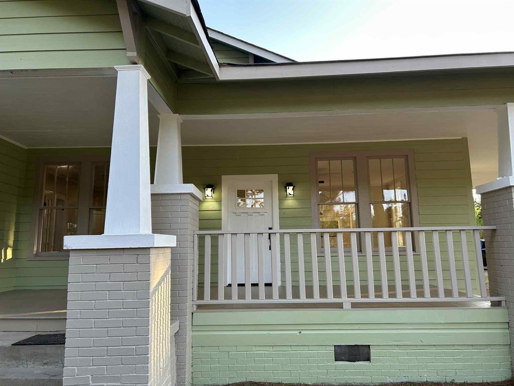 321 Kings Highway Mansfield, LA 71052 - Photo 2 of 22 a view of a house with a deck
