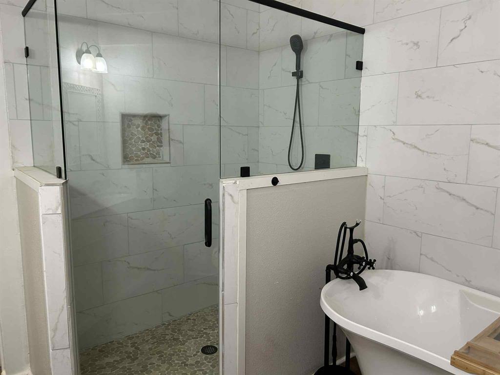 321 Kings Highway Mansfield, LA 71052 - Photo 6 of 22 a bathroom with a sink a toilet and shower