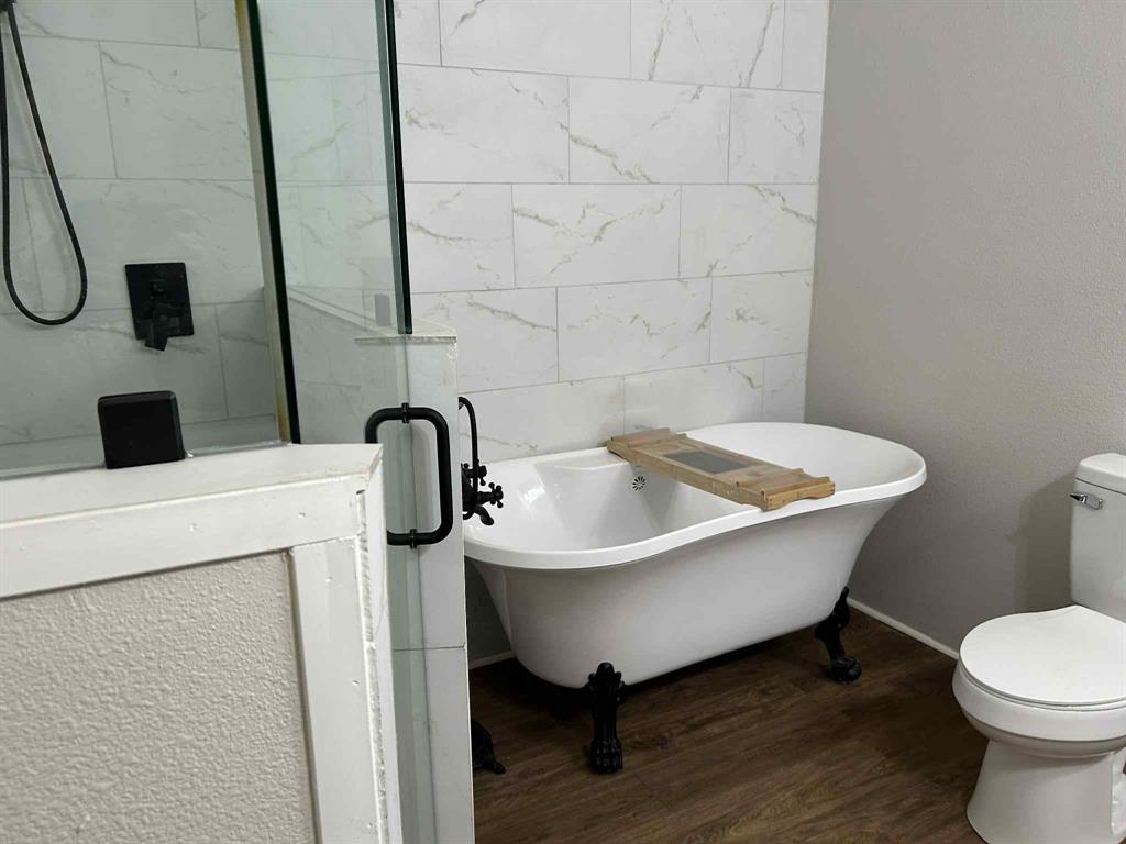 321 Kings Highway Mansfield, LA 71052 - Photo 7 of 22 a bathroom with a sink and a toilet