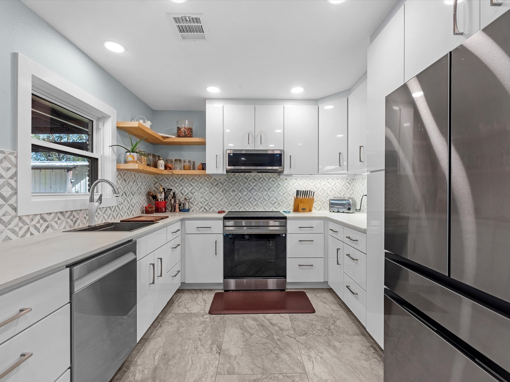 712 Barbara Street Tomball, TX 77375 - Photo 7 of 25 a kitchen with granite countertop stainless steel appliances and cabinets